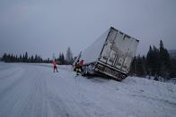 Ice Road Rescue - Extremrettung in Norwegen – The truck got pushed off the road and straight into the ditch leaving it stuck in a metre of snow in Namskogan, Norway. (National Geographic)