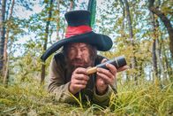 Der Räuber Hotzenplotz – Der Räuber Hotzenplotz (Nicholas Ofczarek) hat sein nächstes Opfer fest im Visier.