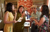 Bella Germania – Der Dreiteiler "Bella Germania" erzählt eine dramatische deutsch-italienische Liebes- und Familiengeschichte. Giulietta (Silvia Busuioc) ist ihrem Bruder Giovanni (Denis Moschitto) nach Deutschland gefolgt. Sie hilft ihm, zu Beginn der 70er Jahre ein Feinkostgeschäft zu eröffnen und schneidert nebenbei für die Kundschaft (Eva Mattes, 2.v.l.). Weitere: Rosaria (Ana Sanchez, r.)