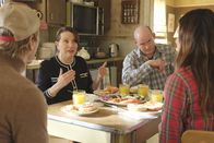 Bless This Mess – Donna (Susie Essman, l.); Beau Bowman (David Koechner, r.)
