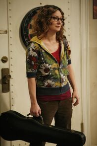 The Big Bang Theory – Leslie (Sara Gilbert) bittet Leonard im Streichquartett der Physiker mitzuspielen.