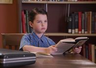 Young Sheldon – Als Sheldon (Iain Armitage) erkennt, dass sich seine Mutter wegen seiner fehlenden Freundschaften Sorgen macht, besorgt er sich einen Ratgeber, der ihm sagen soll, wie man Freunde findet. Doch als er jeden Tipp ein wenig zu ernst nimmt, geht er seinen Mitmenschen schon bald auf die Nerven ...