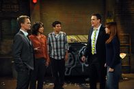 How I Met Your Mother – Die Entchenkrawatte: Ted (Josh Radnor, M.), Marshall (Jason Segel, 2.v.r.), Barney (Neil Patrick Harris, l.), Lily (Alyson Hannigan, r.) und Robin (Cobie Smulders, 2.v.l.) ...