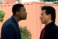Rush Hour – Wenn James Carter (Chris Tucker, l.) eines nicht ausstehen kann, dann ist es ein Partner: Inspektor Lee (Jackie Chan, r.) ...