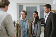 Die Rosenheim-Cops – Ein am Tatort gefundener Ring lenkt die Aufmerksamkeit von Hansen (Igor Jeftic, r.) und Hartl (Michael A. Grimm, l.) auf Quirin Mitterpriller (Ferdinand Schmidt-Modrow, 2.v.l.) und Rosi Wimmer (Rosetta Pedone, 2.v.r.).