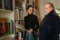 Der Alte – In der Hoffnung, mehr über die Hintergründe des Mordes zu erfahren, sucht Richard Voss (Jan-Gregor Kremp, r.) die Witwe des Opfers, Elena Renner (Liane Forestieri, l.) auf.