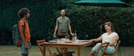 3 Hz – Felix (Junes Callaert) mit seinem Vater (Stan Van Samang) und Patricia (Emilie De Roo) im Garten.