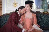Der Preis der Versuchung – Trotz anfänglicher Abneigung lässt sich die reiche Witwe Madame de La Pommeraye (Cécile de France) auf eine Beziehung mit dem Marquis des Arcis (Edouard Baer) ein.