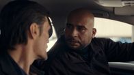 Asbest – Ámar (Stipe Erceg, li.) und Hassan (Veysel Gelin) halten zusammen.