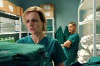 In aller Freundschaft – Dr. Lea Peters (Anja Nejarri) kommt mit ihrer ungewollten Schwangerschaft an ihre Grenzen. Auch Dr. Kaminski (Udo Schenk) bemerkt ihre Veränderung. Als er sie darauf anspricht, bricht Lea ihr Schweigen.