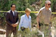 Monk – Monk (Tony Shalhoub, li.) und Natalie (Traylor Howard) wurden von dem Sheriff (Daniel Stern) des Ortes, in dem Monk ein Ufo gesehen haben will, um Mithilfe in einem Mordfall gebeten. Doch dabei geraten sie allesamt in tödliche Gefahr...