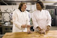 Noch einmal Ferien – Georgia Byrd (Queen Latifah, r.) last sich von dem preisgekrönten Koch Didier (Gérard Depardieu, l.) in die Geheimnisse der französischen Küche einweihen ...