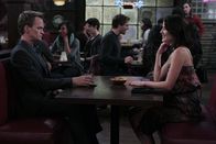 How I Met Your Mother – Während Ted als Babysitter für Marvin einspringt, ist Robin (Cobie Smulders, r.) fest entschlossen, Barney (Neil Patrick Harris, l.) zurückzugewinnen, koste es, was es wolle ...