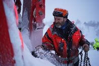 Ice Road Rescue - Extremrettung in Norwegen – Bjoern works on putting chains on the rescue truck in Leiro, Norway. (National Geographic)