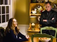 Elementary – Bei Captain Gregson (Aidan Quinn, r.) und seiner Frau (Talia Balsam, l.) wurde eingebrochen. Das Team um Sherlock Holmes versucht alles, um den Täter zu schnappen ...