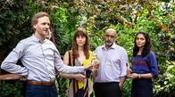 Tatort – Ein Treffen im Garten soll die Spannungen zwischen den Familien kitten, aber das gelingt nicht. (v.l.n.r. Matthias Lier, Sophie Lutz, Özgür Karadeniz, Pegah Ferydoni)