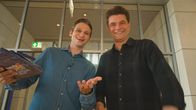 heute-show – Fabian Köster (l.) und Lutz van der Horst (r.) bitten Bundestagsabgeordnete zum Schwarz-Rot-Quiz.