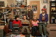 The Big Bang Theory – (1. Staffel) - Leonard (Johnny Galecki, M.) und Sheldon (Jim Parsons, 2.v.l.) sind brillante Physiker, die meist zusammen mit ihren Kumpels Rajesh (Kunal Nayyar, r.) und Howard (Simon Helberg, l.) in ihrem gemeinsamen Apartment abhängen und - natürlich nach einem festgelegten Plan - ihre Videogames pflegen. Einzig und allein Penny (Kaley Cuoco, 2.v.r.), die neue Nachbarin, schafft es hin und wieder für Abwechslung in ihrem Leben zu sorgen ...