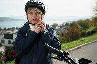 Puls – Puls E-Bikes und E-Trottinetts – Rasantes Risiko auf zwei Rädern «Puls»-Host Daniela Lager beim Festmachen ihres Velohelms Copyright: SRF