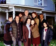 Gilmore Girls – v.li.: vorne: Sookie St. James (Melissa McCarthy), Luke Danes (Scott Patterson), Lorelai Gilmore (Lauren Graham), Rory Gilmore (Alexis Bledel), Lane Kim (Keiko Agena), hinten: Miss Patty (Liz Torres), Richard Gilmore (Edward Herrmann), Emily Gilmore (Kelly Bishop), Michel Gerard (Yanic Truesdale).