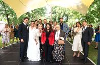 Rote Rosen – ARD ROTE ROSEN, Telenovela, 18. Staffel Grandioses Staffelfinale mit Doppelhochzeit und Stargast Marianne Rosenberg. Ein doppeltes Happy End bildet den emotionalen Schlusspunkt der aktuellen Staffel "Rote Rosen": Mona und Tatjana, die beide vom gleichen Mann in seinem Doppelleben betrogen wurden, haben ihr eigenes Glück gefunden und sind Freundinnen geworden. Ausgelassen feiern sie auf Gut Flickenschild ihre Doppel-Hochzeit - Mona mit Jens und Tatjana mit Paul. Die größte Überraschung steht ihnen in Folge 3434 noch bevor. Mona ist überwältigt, dass ihr größter Wunsch in Erfüllung geht: Stargast des Abends in keine Geringere als Marianne Rosenberg, die alle mit ihrem neuen Song "Im Namen der Liebe" verzaubert. (v.l.n.r. im VG) Mona (Jana Hora-Goosmann) mit Stargast Marianne Rosenberg und Tatjanas Babuschka Jelena (Maria Mägdefrau). 2.Reihe Paul (Leander Lichti) mit seiner Braut Tatjana (Judith Sehrbrock), Tina (Katja Frenzel), Ben (Michael-Hakim Meziani), Bräutigam Jens (Martin Luding), Merle (Anja Franke), Sara (Antonia Jungwirth), Simon Dahlmann (Thore Lüthje), Anke (Anne Brendler), Florian (Stefan Plepp). (Siehe ausführliche Pressemeldung von heute 09.08.21).