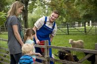Schloss Einstein - Erfurt – Tobias (Stefan Wiegand) geht es bei seiner Arbeit im Zoo endlich wieder richtig gut.
