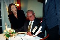 Kommissar Rex – Max Koch (Fritz Muliar, M.) verkostet 'undercover' in Luxusrestaurants teuren Wein ...