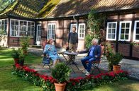 Rote Rosen – ARD ROTE ROSEN, Telenovela, 18. Staffel mit neuen Folgen ab (13.10.20), montags bis freitags um 14.10 Uhr im Ersten. Männer-WG: Johanna (Brigitte Antonius, l.) besucht ihren Sohn Thomas (Gerry Hungbauer, r.) und Gunter (Hermann Toelcke, M.) auf dem Gut. Szene aus dem Vorspann zur 18. Staffel Rote Rosen.