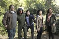 Scorpion – Während einer Rettungsmission stürzt der Helikopter mit Sylvester (Ari Stidham, l.), Toby (Eddie Kaye Thomas, M.), Happy (Jadyn Wong, 2.v.r.), Paige (Katharine McPhee, r.) und Walter ab. Können sie sich und den verletzten Piloten (Rick Ravanello, 2.v.l.) retten?