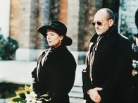 Donna Leon – Der zwielichtige Anwalt Martucci (Miguel Herz-Kestranek) und die Witwe Franca Trevisan (Gudrun Landgrebe) trauern um ihren ermordeten Ehemann.