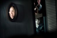 Der Babadook – Mutter Amelia (Essie Davis) und Sohn Samuel (Noah Wiseman) versuchen sich vor dem Babadook zu verstecken.