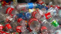 Coca-Cola und das Plastikproblem – Coca-Cola gilt als weltweit größter Hersteller von Erfrischungsgetränken, aber auch als größter Plastikmüllproduzent.