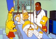 Die Simpsons – Als Homer (Mi.) einen schweren Autounfall hat, nimmt ihm Dr. Hibbert (2.v.re.) auch gleich die Spenderniere für seinen Vater heraus.