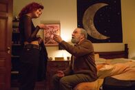 So ist das Leben - Life Itself – Irwin Dempsey (Mandy Patinkin) macht sich Sorgen um seine Enkelin Dylan (Olivia Cooke), die bei ihm aufgewachsen ist.