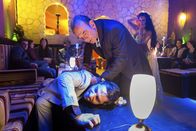Tatort – Ersoy Günes (Denis Moschitto, links), der Besitzer der Shishabar, gibt sich Hauptkommissar Keppler (Martin Wuttke, rechts) gegenüber vollkommen unschuldig. Keppler hat aber keine Lust mehr sich von ihm auf den Arm nehmen zu lassen und geht zu einer härteren Gangart über. Wird Ersoy jetzt endlich die Wahrheit sagen?