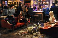 2 Broke Girls – Nachdem Caroline (Beth Behrs, r.) eine unglaubliche Zeit mit Max` (Kat Dennings, M.) Lehrer verbracht hat, erfährt Deke (Eric Andre, l.) ein Geheimnis über ihn, das besser verborgen geblieben wäre ...