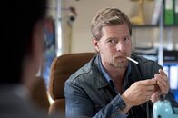 Der letzte Bulle – (3. Staffel) - Bekommt im neuen Büro Rauchverbot, an das er sich natürlich nicht hält: Mick Brisgau (Henning Baum) ...
