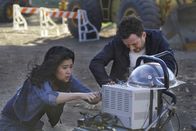 Scorpion – Ein Tornado bringt Happy (Jadyn Wong, l.), Toby (Eddie Kaye Thomas, r.) und ihre Freunde in Lebensgefahr. Wird es dem Team Scorpion gelingen, vor dem Sturm zu fliehen?