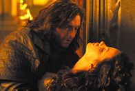 Van Helsing – Wird Anna Valerious (Kate Beckinsale) zuletzt doch noch ein Opfer Draculas? Van Helsing (Hugh Jackman) kann sie dem Vampir noch rechtzeitig entreißen.