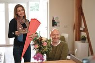 Die Eifelpraxis – Auf den Neuanfang: Vicky (Jessica Ginkel) und Chris (Simon Schwarz) feiern in der Praxis.
