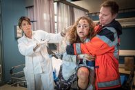 Notruf Hafenkante – Dr. Haase (Fabian Harloff, r.) und Dr. Jonas (Gerit Kling, l.) versuchen, ihre neue Patientin (Amelie Herres, M.) zu beruhigen, die bei der Einlieferung einen Anfall erleidet.