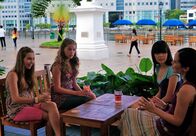 Emmas Chatroom – Die Mädchen bitten ihre Tanzlehrerin Michelle in Singapur, sie für den Wettbewerb zu unterrichten. v.li.: Ally (Marny Kennedy), Emma (Sophie Karbjinski), Jackie (Charlotte Nicdao) und Michelle (Julie Wee)