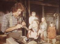 Unsere kleine Farm – Vergeblich bemüht sich Charles (Michael Landon, l.), die Stiefel seiner drei Töchter zu flicken. Caroline (Karen Grassle, M.) überlegt angestrengt, woher sie das Geld für neue Schuhe nehmen soll.
