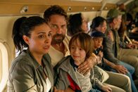 Greenland – Familie Garrety (Morena Baccarin, l., Gerard Butler, M. und Roger Dale Floyd, r.) hat ein rettendes Ticket nach Grönland bekommen.