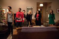 Community – Ausgerechnet auf der Weihnachtsfeier erfahren Abed (Danny Pudi, l.), Troy (Donald Glover, 2.v.l.), Chang (Ken Jeong, 3.v.l.), Britta (Gillian Jacobs, 3.v.r.), Shirley (Yvette Nicole Brown, 2.v.r.) und Annie (Alison Brie, r.) von der versauten Geschichtsnote. Ein Plan muss her, und zwar schnell ...