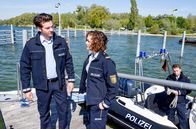 WaPo Bodensee – Jakob Frings (Max König, l.) und Julia Demmler (Wendy Güntensperger, r.) haben auf dem See eine herrenlose Segeljolle entdeckt. Vom Segler fehlt jede Spur.