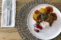 Stadt Land Kunst – In Südafrika bereitet Kelly Lammragout mit Tomaten, Paprika und verschiedenen Gewürzen zu.