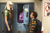 The Middle – Brick (Atticus Shaffer, r.) hat es satt, dass Cindy (Casey Burke, l.) nicht nur größer, sondern auch stärker ist als er und trifft eine Entscheidung ...
