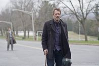 Dr. House – House (Hugh Laurie) geht freiwillig in eine Fachklinik, um sich psychiatrisch behandeln zu lassen. Sein Freund Wilson (Robert Sean Leonard, h.) hat ihn begleitet und lässt ihn mit gemischten Gefühlen gehen.