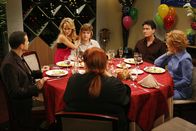 Two and a Half Men – Ein Geburtstagsessen, das im Chaos endet: (v. l. im Uhrzeigersinn) Alan (Jon Cryer), Melissa (Kelly Stables), Jake (August T. Jones), Charlie (Charlie Sheen), Evelyn (Holland Taylor) und Berta (Conchata Ferrell) ...